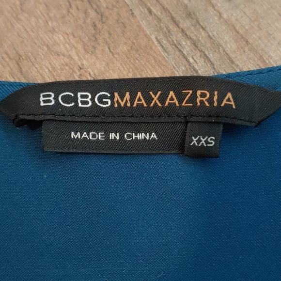 Short blue fitting v-neck dress - Picture 6 of 7